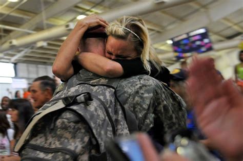 30 Touching Photos of Soldiers Returning Home to Their Families | Soldiers coming home, Soldiers ...