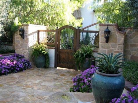 20+ Stunning Front Yard Courtyard Landscaping Ideas | Fachadas de casas, Pontes de jardim, Casas