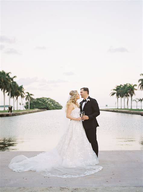 Tropical, elegant wedding at the Deering Estate | Merari Teruel Photography