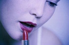 Red Lipstick Makeup : How To Put On Red Lipstick