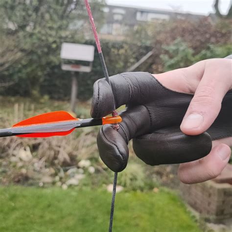 How to hold the bowstring - guide with pictures - ImproveYourArchery.com