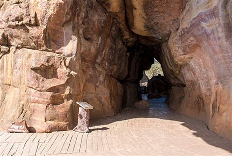 Auditorium Cave, Bhimbetka - Timings, History, Best Time to Visit