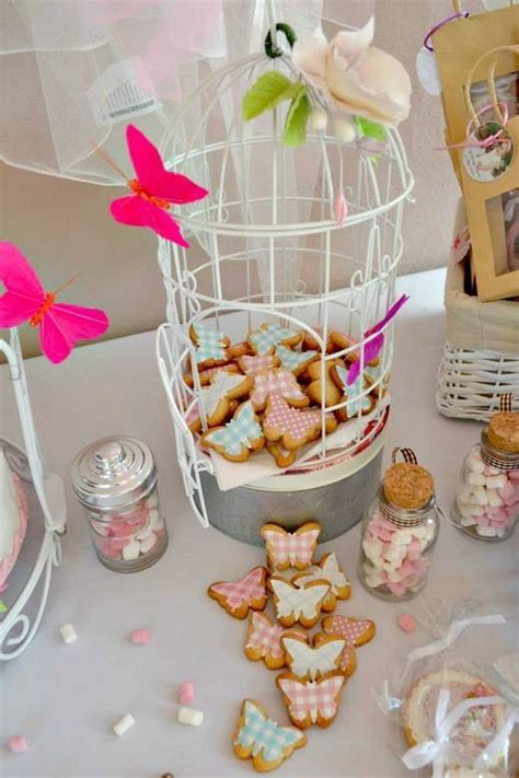 Jaulita decorada con #flor en #pasta de #azucar, y #galletas #mariposas decoradas con #papel de ...