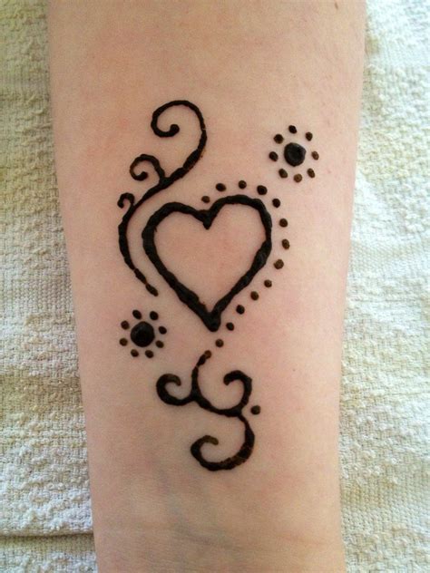 heart henna | Small henna designs, Small henna, Simple henna tattoo