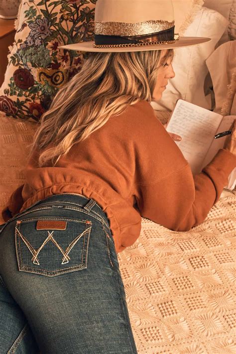 Lainey Wilson Turns Heads And Her Iconic Style Shines In Wrangler's ...