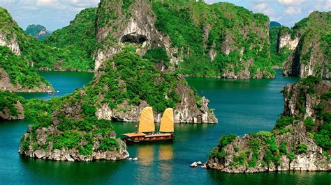 Halong Bay, The Beauty of the World Heritage Sites in Vietnam - Traveldigg.com