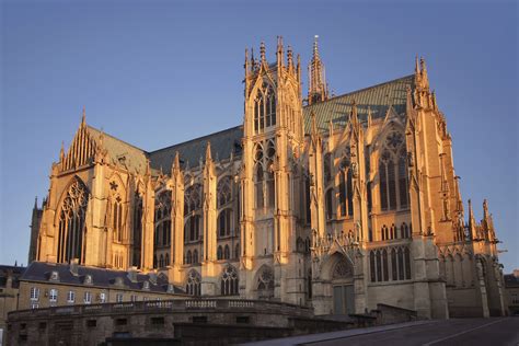 File:Metz cathedrale saint etienne vue en bas rue d estree sous lumiere hiver.jpg - Wikimedia ...