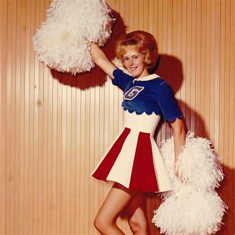 40+ Vintage-Fotos von Cheerleadern, die uns nostalgisch fühlen lassen