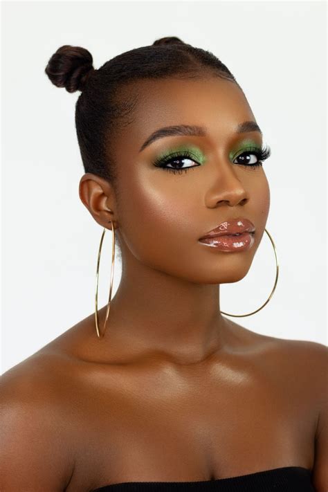 Green eyeshadow on dark skin 💚 | Dark skin eyeshadow, Makeup for black skin, Green eyeshadow