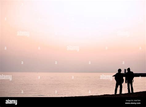 Two people talk silhouette hi-res stock photography and images - Alamy