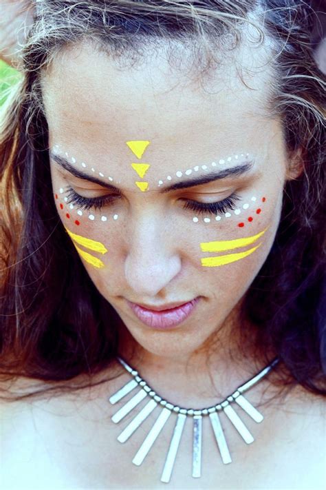 Das Indianer make up kommt nie aus der Mode #Makeup #MakeupArt | Festival face paint, Hippie ...