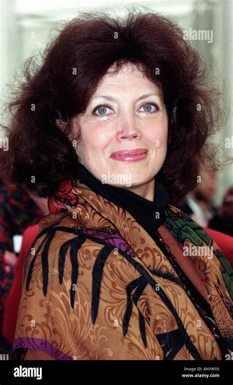 Actress Gayle Hunnicutt Stock Photo: 5102932 - Alamy