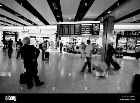 Heathrow Terminal 5 Shops Stock Photos & Heathrow Terminal 5 Shops ...