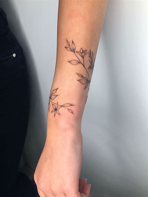 Pin by Niewyspana on tatuagem feminina delicada costela | Wrap around wrist tattoos, Wrist ...