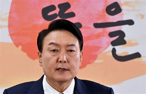 South Korea's Yoon invites ex-president he once prosecuted to his inauguration | Reuters