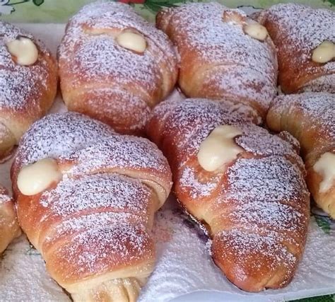 CORNETTI BRIOCHE GOLOSI RIPIENI DI CREMA PASTICCERA dolce ricetta come al bar | Cucinare è come ...