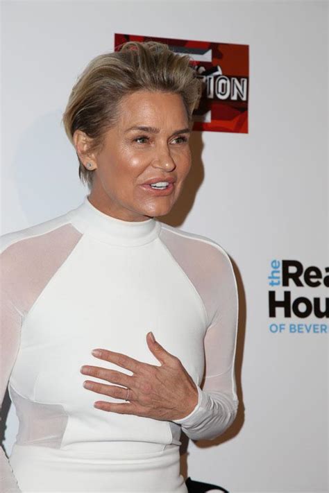 Ringless Yolanda Foster Laughs And Smiles At RHOBH's Season 6 Premiere ...