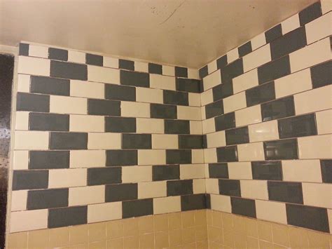 I tiled my bathroom and accidentally created the café wall illusion ...