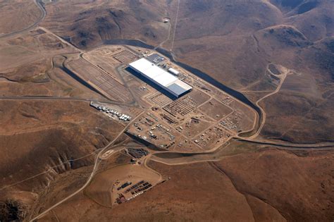 New Tesla Gigafactory picture shows new construction to double the size ...