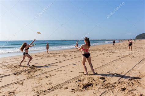 Teenagers Beach Frisbee Throwing – Stock Editorial Photo ...