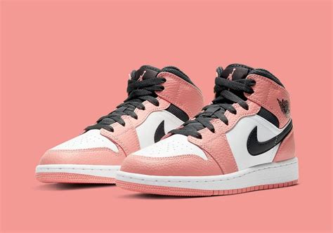 La Air Jordan 1 Mid " Pink Quartz " arrive bientôt pour les filles