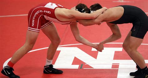 Wrestling: Weight class rankings for large, small school divisions