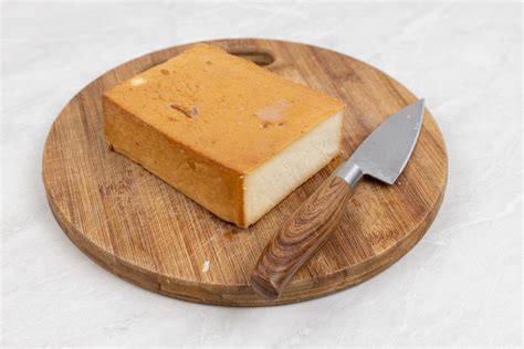 Smoked Cheese on the round wooden board - Creative Commons Bilder