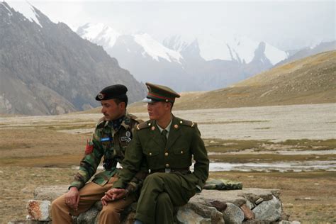 File:Chinese and Pakistan border guards at Khunjerab Pass IMG 7721 ...