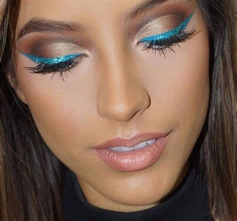 Teal eyeliner | Teal makeup, Teal eyeliner, Turquoise eyeliner