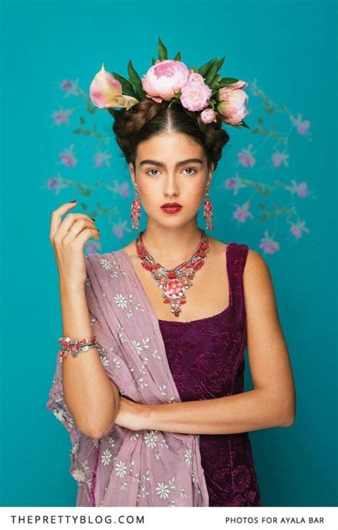 Last Minute Kostüme Frida Kahlo lila Spitzenkleid mit Trägern aschenrosa Schal mit weißen Blumen ...