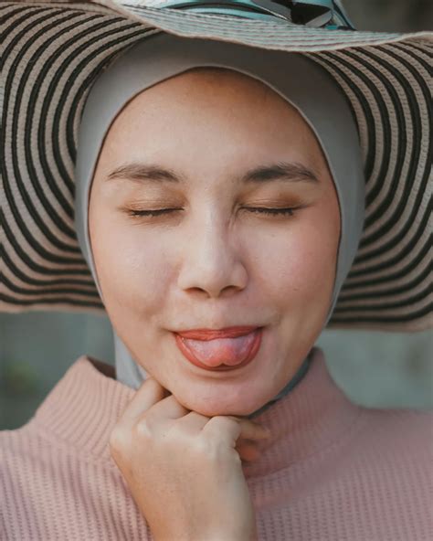 Woman Wearing Sun Hat · Free Stock Photo