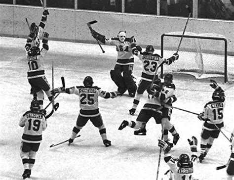 The 1980 U.S. Olympic hockey team members celebrate after their ...