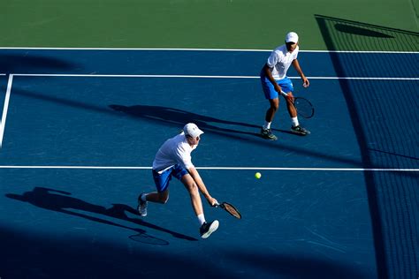 Men’s tennis focuses on boosting confidence in doubles play - Daily Bruin