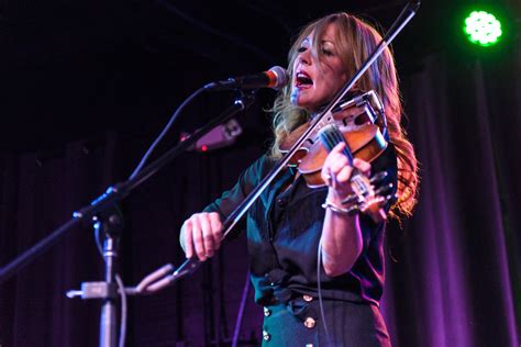 Fiddle star Amanda Shires shows unwavering calm through melancholy songs - The Washington Post