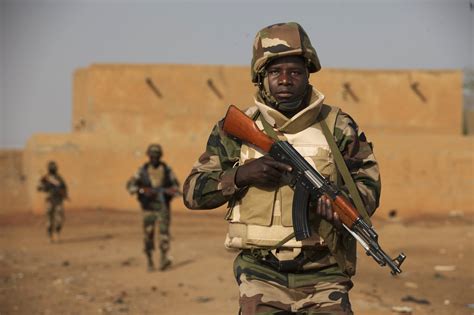 Soldiers of Niger armed forces in 2013 [2500 × 1666] : r/MilitaryPorn