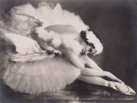 Anna Pavlova And Her Pet Swan Jack (1927) - Flashbak