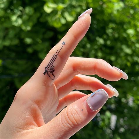 54 Great Finger Tattoo Ideas You Will Instantly Love - Hairstylery