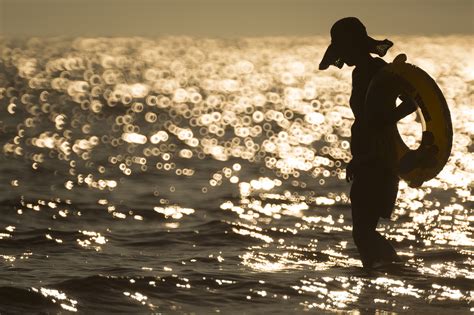 Fotos gratis : playa, mar, agua, silueta, ligero, Bokeh, niña, puesta de sol, luz de sol, Mañana ...