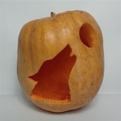 Spooky Howling Wolf Pumpkin - Halloween 2021