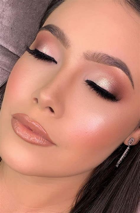 Stunning makeup looks 2021 : Subtle smokey and shimmery rose blush makeup