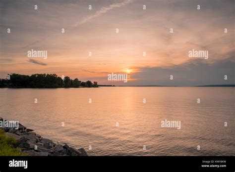 OTTAWA, ONTARIO / CANADA - SUNSET AT OTTAWA RIVER. GATENAU VIEW Stock Photo - Alamy