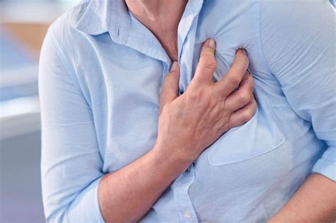 Anxiety chest pain: causes and how to relieve it - Vitamin World