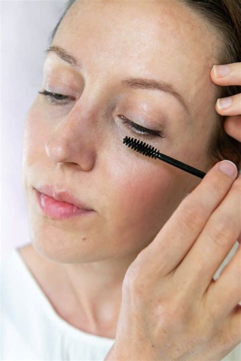 The Ultimate Guide: How To Make Mascara from Natural Ingredients | Hello Glow