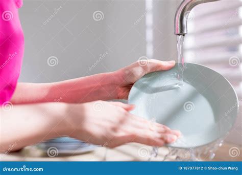 Asian Housewife Wash Dishes Stock Photo - Image of home, korean: 187077812