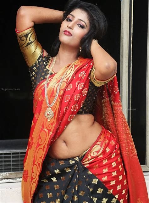 Hot Indian Actress: Tanishka hot saree navel