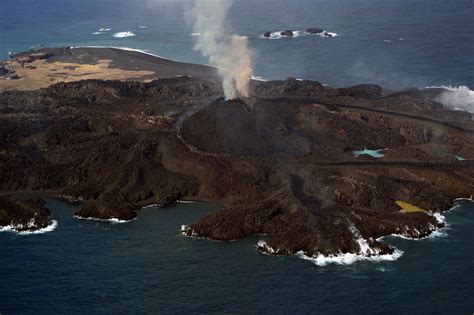 A new Pacific island is growing 600 miles south of Tokyo (27°14’ N, 140 ...