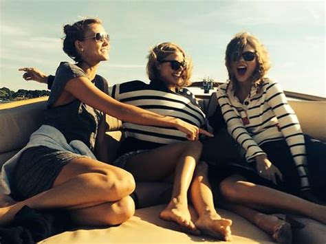 18 T-Swift Photos That Define Squad Goals