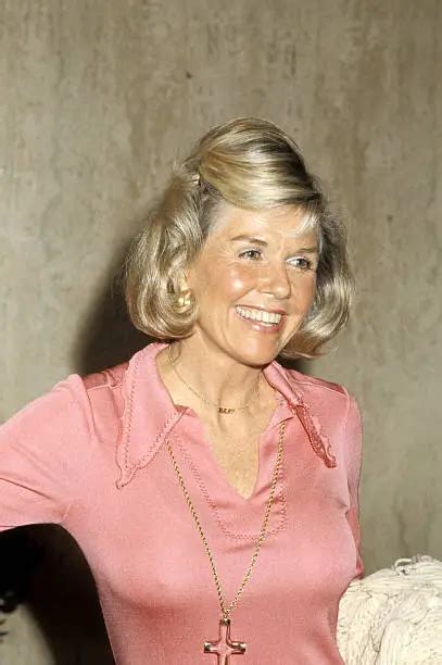 DORIS DAY AT 46th academy Awards in New York City New York U - 1974 Old Photo 1 $5.85 - PicClick