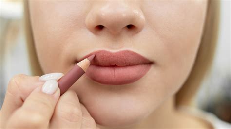 The Makeup Artist Hack For Fuller Lips Without Overdrawing