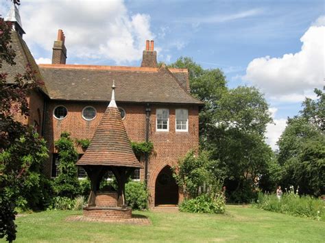 Red House, Bexleyheath © Marika Reinholds cc-by-sa/2.0 :: Geograph Britain and Ireland